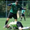 Lukas Ziegler, der Torwart der SG Unsleben/Wollbach, begräbt den Ball sicher unter sich. Ostheims Andreas Vierheilig kommt zu spät.