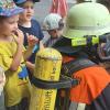 Die Kinder durften den "komischen Mann" anfassen. Die Kinder durften den "komischen Mann" anfassen.