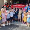 Die Kinder vom Kindernest Ansbach zu Besuch bei der Feuerwehr zusammen mit Kommandant Norman Pfeufer (links) und Jessica Müller (rechts).