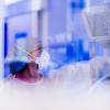 Eine Intensiv-Krankenschwester betreut einen Covid-19-Patienten (Symbolfoto).