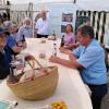 Open-Air-Stammtisch der Arnsteiner Bürger-Energie Genossenschaft mit Franz Eder, Jürgen Meinhardt und Antje Julke (Vorstand), Gästen sowie Bürgermeister Franz-Josef Sauer (Aufsichtsratsvorsitzender).