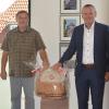 Leszek Pawlikowski (links) aus Pobiedziska überraschte Marktheidenfelds Bürgermeister Thomas Stamm mit Präsentkorb.