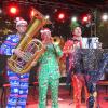 Oti Schmelzer (rechts) mit seinen Weindunstmusikanten Matthias Schmelzer (links) und Rainer Nöller  zelebrierte "Weihnachten im August" im Oberschwappacher Schlosspark.