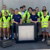 13 Schüler:innen des Riemenschneider-Gymnasiums waren bei den Projekttagen im Metallbaubetrieb der Firma UHL begeistert bei der Sache.