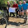 Sparkasse Rimpar spendet 1000 Euro für Fahrradwerkstatt. Im Bild (von links) Bürgermeister Bernhard Weidner, der Leiter der Sparkasse Mainfranken Würzburg Beratungscenter Rimpar Mario Fischer, Ideengeber Fabrice Koslowski und Rimpars Sozialpädagoge Lutz Dieter bei der Scheckübergabe.