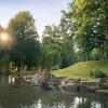 Der als englischer Landschaftsgarten angelegte Schlosspark. Der als englischer Landschaftsgarten angelegte Schlosspark.
