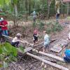 Die Kinder entdecken, was sich aus Material, das man im Wald findet, alles bauen kann Die Kinder entdecken, was sich aus Material, das man im Wald findet, alles bauen kann