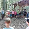 Aufmerksam verfolgen die Kinder, was ihnen Naturführerin Kerstin Kaupert über den Wald erklärt