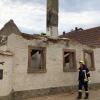 Die Burggrumbacher Feuerwehr am eingestürzten Haus in der Ritterstraße. 