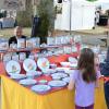 Hingucker: Handgefertigtes und handgemaltes Geschirr boten Saskia Schweizer (links) und ihr Ehemann Gerd Beck aus Leimbach an ihrem Stand im Park von Schloss Glücksburg an. Hingucker: Handgefertigtes und handgemaltes Geschirr boten Saskia Schweizer (links) und ihr Ehemann Gerd Beck aus Leimbach an ihrem Stand im Park von Schloss Glücksburg an.