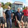 Vier Oldtimerbegeisterte unternehmen sogar Urlaubsfahrten mit Traktoren, Wohnwagenanhängern und einem Zirkuswagen, berichtete Martin Pfister (Zweiter von links).