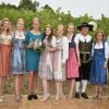 Das Bild zeigt die Weinhoheiten und Ehrengäste, die zum Sommernachtsmärchen gekommen waren.