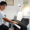  Jörg Bieberstein übt zu Hause an einem elektrischen Klavier. Der 15-Jährige hat die Aufnahmeprüfung für die Musikhochschule Würzburg bestanden. 
