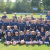 Hinter den Kindern (von links): Bürgermeister Edgar Schüttler, Michael Hochrein (Würzburger Fußballschule) und die beiden TSV-Trainer.