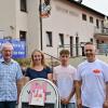 Endlich hat die Vereinsgaststätte der TG Höchberg am Waldsportplatz wieder geöffnet. Vorsitzender Dietrich Polzin (links) konnte "Toni Maccaroni" von der Familie Pesce als neuen Pächter gewinnen. Filippo Pesce, Tochter Vanessa und Frau Manuela (von rechts) freuen sich auf viele Gäste im Lokal.