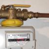 Den Gaszähler im Blick: Ab dem 1. Oktober wird Gas in Deutschland teurer. Grund ist die Gasumlage von 2,419 Cent pro Kilowattstunde.