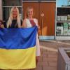 Diana, Alona und Alena aus Kiew leben seit gut fünf Monaten in Schonungen. Rechts der Baum, den die Ukrainer aus Dankbarkeit für die herzliche Aufnahme vor dem Rathaus gepflanzt haben.