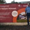 Seit rund 16 Jahren präsentieren N-Ergie-Kinotour und das ÜWS zum Ende der Sommerferien Kino unter freiem Himmel, dazu laden die Bürgermeisterin von Tauberrettersheim, Karin Fries, der Kommunalbetreuer des ÜWS, Tobias Reindel, und N-Ergie Kundenbetreuer im Landkreis Würzburg Jürgen Lang ein.
