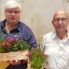 Die beiden ehrenamtlichen Mitarbeiter der Obst- und Gartenbauvereine Gissigheim und Schönfeld, Rolf Freidhof (links) und Udo Lorenz, mit ihrer Auszeichnung bei der Mitgliederversammlung des Landesverbandes.