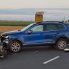 Beim Aufprall seines Motorrads auf das Auto wurde der Fahrer des Motorrads schwer verletzt.