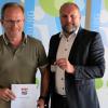 Seit 1. August 2022 ist Michael Hein (links) der neue Biberberater des Landkreises Würzburg. Landrat Thomas Eberth überreichte ihm feierlich Urkunde und Orden.