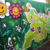 Freundlich lachen die Blumen an der Wand zur Treppe zum Aufgang des Jugendtreffs Ebern in der Gymnasiumstraße 6 Freundlich lachen die Blumen an der Wand zur Treppe zum Aufgang des Jugendtreffs Ebern in der Gymnasiumstraße 6