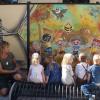 Direkt in Augenschein nahmen die Kinder das Kunstwerk der Sommeracher Künstlerin Christine Dumbsky bei der Einweihung des Anbaus der Kits St. Valentin in Sommerach.