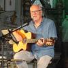 Der Liedermacher Jürgen Werth beim Konzert "Auf zu neuen Ufern" in der Klosterkirche Triefenstein.