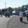 Rund 35 Fahrzeuge erhielten auf dem Parkplatz vor dem Schallfelder Sportheim am Sonntag Gottes Segen. 