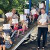 Die Kinder des Tiefenthaler Kindergarten Wirbelwind sind schon richtig vertieft in die neuen Local Guides und freuen sich zusammen mit Romina Strobel (Kindergartenleitung), Anne Endrich (Kindergartenvorstand) sowie Juliane Wiesmann (Elternbeirat) auf den Verkauf.