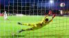 Julian Schneider, der Torwart des TSV Aubstadt, macht sich vergeblich lang. Er verlor mit seiner Mannschaft im Achtelfinale des Toto-Pokals beim ATSV Erlangen mit 4:6 nach Elfmeterschießen.