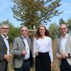 Eine Rotbuche als Ehrenpreis. Das Foto zeigt  (von links) Andreas Oehm (GWF-Vorstandsvorsitzender), Weinbaupräsident Artur Steinmann, die Fränkische Weinkönigin Eva Brockmann und Cornelius Lauter (Geschäftsführender Vorstand GWF).