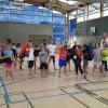 30 Kinder üben sich in der traditionellen japanischen Kampfkunst Karate.