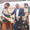 Wohnstättenleiter Matthias Streit, Landrat Thomas Ebert und Hausmeister Josef Drdlicek (von links) beim  Bieranstich.