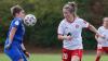 Nina Häublein (links) von der SpVgg Ebing versucht Nicole Kreußer von den Würzburger Kickers zu stoppen. Vergeblich: Kreußer erzielte beim 8:1-Sieg der Würzburgerinnen in der Fußball-Bayernliga vier Tore.