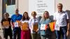 Die bilingualen Arbeitshefte werden zu Beginn des neuen Schuljahres an die ukrainischen Grundschülerinnen und Grundschüler verteilt (von links): Monika Kraft, Ingo Matschullis, Larissa Hartmann, Alla Robeyko, Maren Gronert und Gunther Kunze .