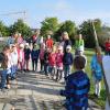 Auch das Kennenlernen und der Vollzug des kirchlichen Jahreskreises gehört zu den Aufgaben des Kindergartens. Pfarrer Amrehn erklärt im Hildegard-Garten (der befindet sich am südlichen Ende des Friedhofs in Unterspiesheim) den Kreislauf der Natur: Die Kinder hatten Kartoffeln dort gepflanzt und konnten sie ernten. Auch das Kennenlernen und der Vollzug des kirchlichen Jahreskreises gehört zu den Aufgaben des Kindergartens. Pfarrer Amrehn erklärt im Hildegard-Garten (der befindet sich am südlichen Ende des Friedhofs in Unterspiesheim) den Kreislauf der Natur: Die Kinder hatten Kartoffeln dort gepflanzt und konnten sie ernten.