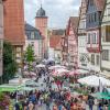 Trotz gelegentlicher Regenschauer füllte sich die Ochsenfurter Altstadt beim ersten Ochsenfest nach der Corona-Zwangspause. 