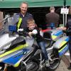 Toller Tag für Maximilian Klüver: Er wurde nicht nur eingeschult, sondern durfte sogar auf dem Polizeimotorrad flankiert von den beiden Verkehrserziehern Uwe Friedel und Silke Reckentin Platz nehmen.