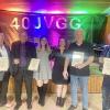 Die Vorsitzenden der Sickershäuser Jugendvereinigung Storchenbrünnle, Marina Servatius und Jaqueline Endreß (Bildmitte) ehrten beim Festabend die seit 40 Jahren dem Verein angehörigen Gründungsmitglieder (von links) Alfred Köhler, Gerd Pfau, Helmut Krauß und Friedrich Krauß.