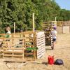 Beim Abenteuerspielplatz bauten die Kinder Hütten aus Paletten.
