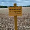 Einige Landwirte und die Gemeinde haben ein Betretungsverbot für ihre Grundstücke für Vorbereitungs- und Planungsarbeiten im Rahmen des "Südlinks" erlassen, was an den Feldern zu sehen war. Eine Gesetzesänderung vom August dieses Jahres schränkt aber dieses Recht massiv ein.