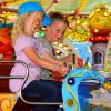 Karusselle und Fahrgeschäfte locken mit ermäßigten Preisen für Familien am Montag auf dem Herbstfest in Niederstetten.