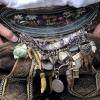 Prächtig geschmückt ist die Lederhose auf diesem Symbolfoto. Die neue Oktoberfest-Lederhose von Angermaier ist mit einem Kondomfach im Latz ausgestattet.