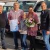 Der Geschäftsführer Oliver Schmitt (rechts) und der Seniorchef Reiner Bulheller (links) überreichten an Georg Räth und seine Frau Jutta (mit im Bild ihre Enkelin Nele Räth) die Ehrenurkunde und einen Blumenstrauß.