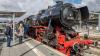 Eine der Attraktionen beim Bahnhofsfest in Würzburg: eine historische Dampflok am Bahnsteig.