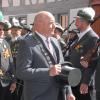 Schützenhauptmann Rudi Hein (links) und Bürgermeister Herbert Volkamer schritten traditionell die Formation ab.