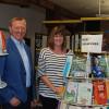 Bürgermeister Peter Juks (links) ist stolz auf das Bibliotheksteam. Bibliotheksleiterin Katharina Skunca und ihre Kollegin Irmgard Lang betreuen die erfolgreiche Ochsenfurter Stadtbibliothek.