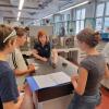 Ausbilderin Julia Schuck (ZF) beim Erklären Ausbilderin Julia Schuck (ZF) beim Erklären