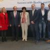 Gemeinsam für die Zukunft (von links): Lothar Pfeuffer, Landrätin Tamara Bischof,  Klaus und Rosemarie Pfeuffer, Oberbürgermeister Stefan Güntner, Frank-Joachim Pfeuffer, Radu Ferendino (IHK) und Carmen Ittenbinder (Firma Sartorom).